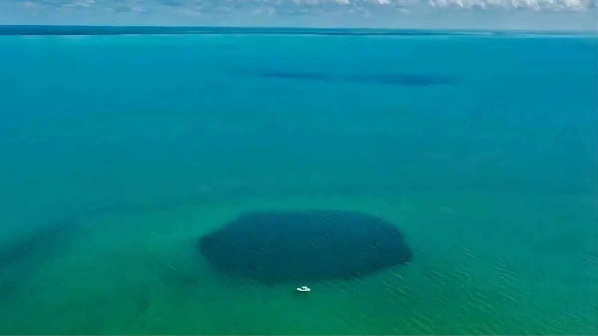 La scoperta di Taam Ja: il pozzo blu più profondo del mondo