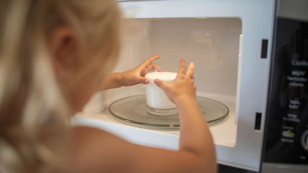 Quello che pochi sanno: riscaldare latte o acqua nel microonde può essere rischioso